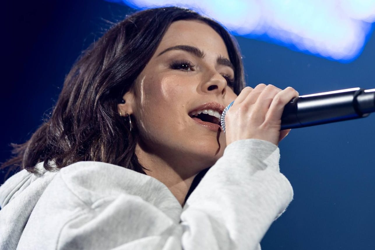 Lena Meyer-Landrut: Bei einem Konzert hat sie ein Stück vom Zahn verloren.