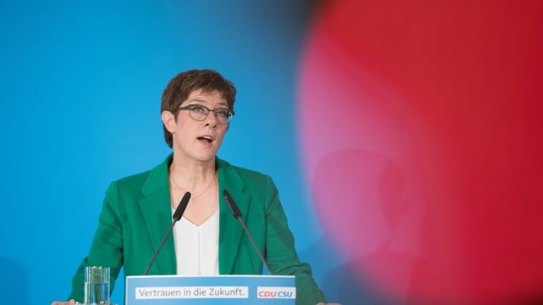 Annegret Kramp-Karrenbauer spricht zum Abschluss der Klausur der Präsidien von CDU und CSU in Dresden.
