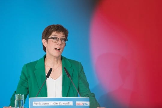 Annegret Kramp-Karrenbauer spricht zum Abschluss der Klausur der Präsidien von CDU und CSU in Dresden.