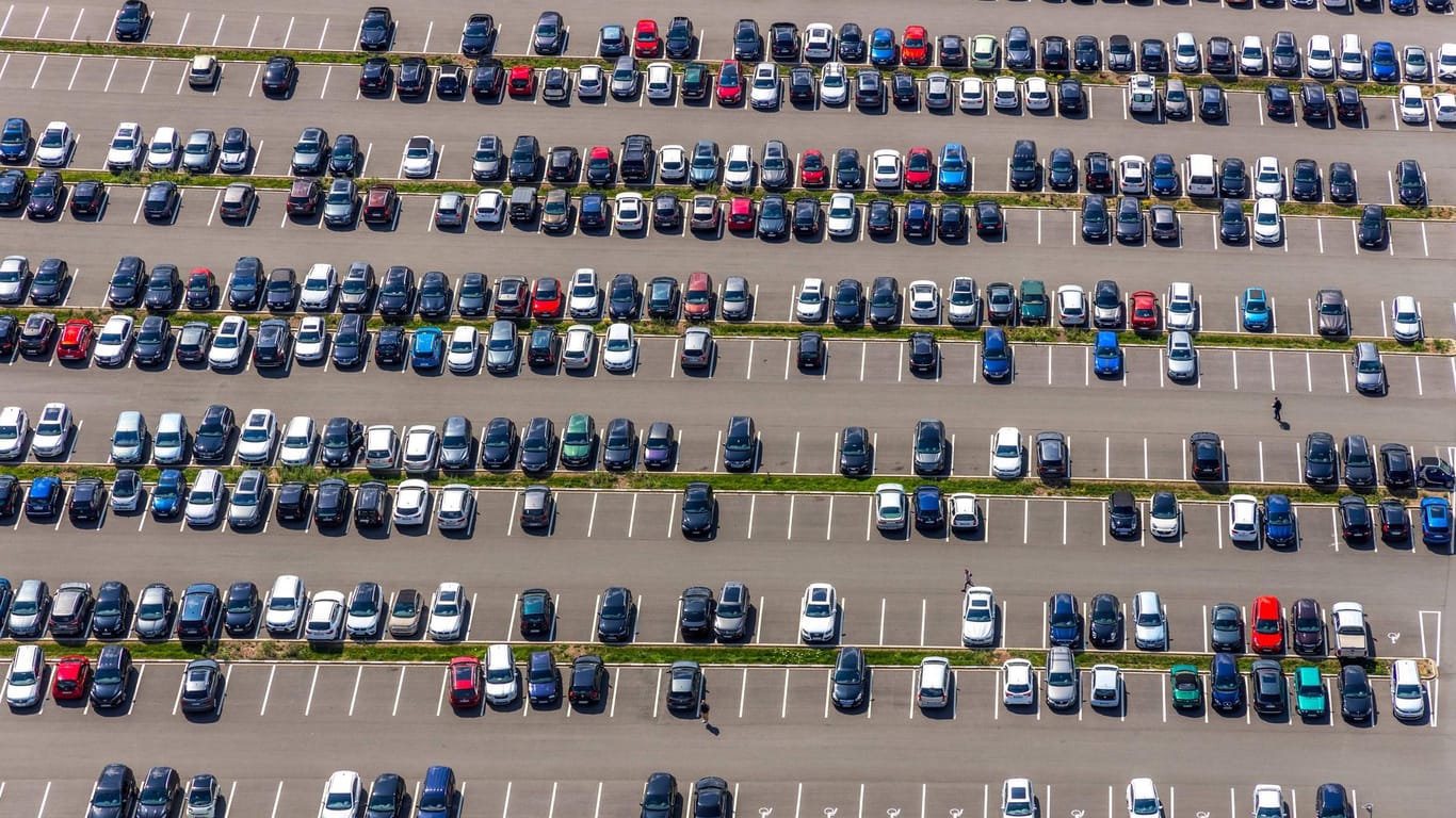 Autos auf einem Parkplatz: Für die Studie wurde der CO2-Ausstoß von Wagen der sogenannten Golfklasse ausgewertet.