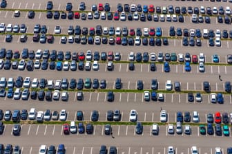 Autos auf einem Parkplatz: Für die Studie wurde der CO2-Ausstoß von Wagen der sogenannten Golfklasse ausgewertet.