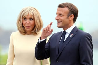 Brigitte und Emmanuel Macron: Die französische Präsidentengattin wurde durch einen Facebook-Post beleidigt, Brasilien Präsident Jair Bolsonaro unterstützte diesen.