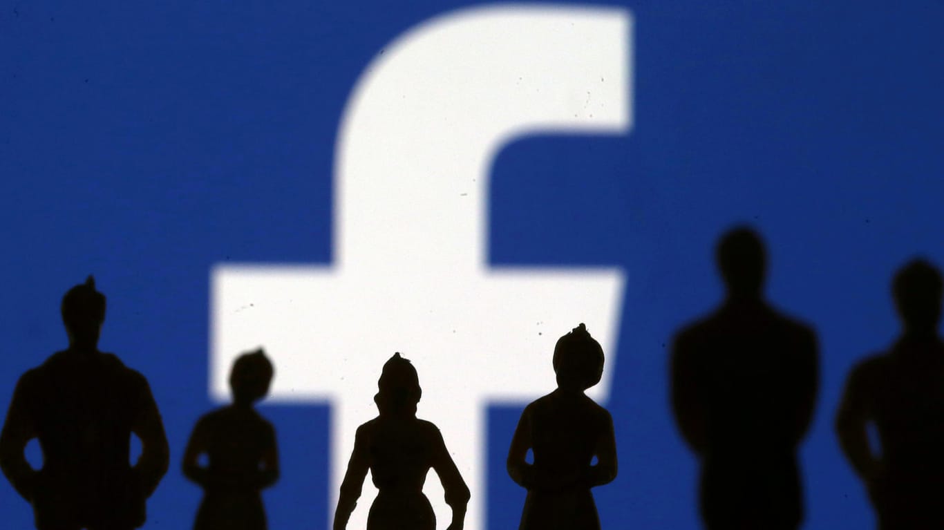 Spielfiguren stehen vor dem Facebook-Logo: Schadet Facebooks Marktmacht dem Wettbewerb? Das Kartellamt sagt: Ja. Das Oberlandesgericht hat Zweifel.