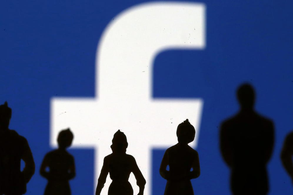 Spielfiguren stehen vor dem Facebook-Logo: Schadet Facebooks Marktmacht dem Wettbewerb? Das Kartellamt sagt: Ja. Das Oberlandesgericht hat Zweifel.