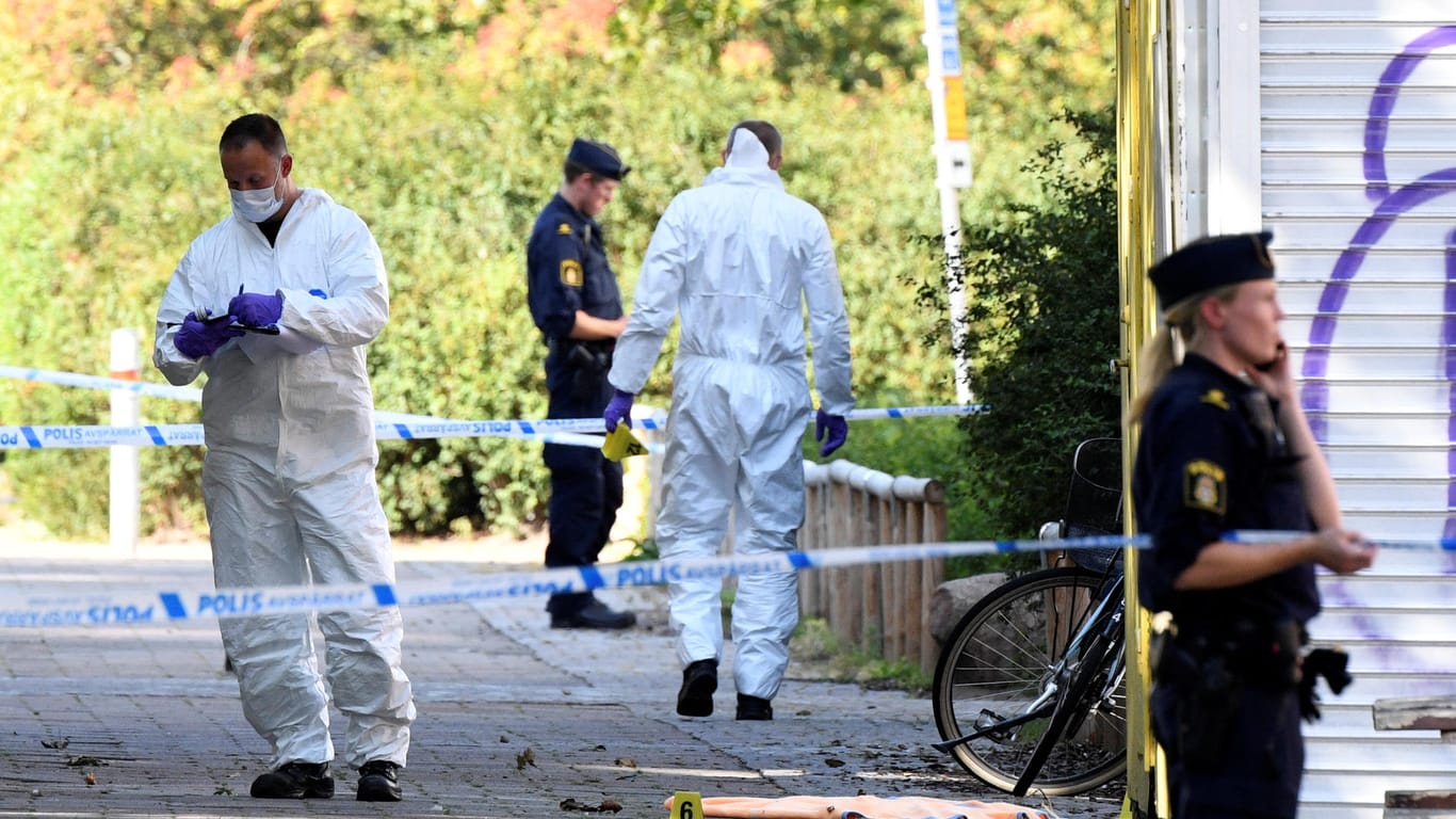 Ermittler am Tatort: Im schwedischen Malmö hat ein Maskierter eine Frau mit Schüssen getötet und zwei weitere Menschen verletzt.