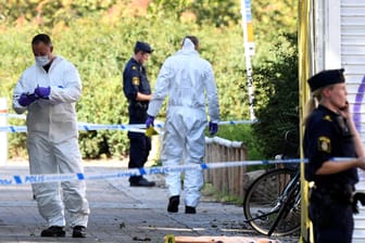 Ermittler am Tatort: Im schwedischen Malmö hat ein Maskierter eine Frau mit Schüssen getötet und zwei weitere Menschen verletzt.