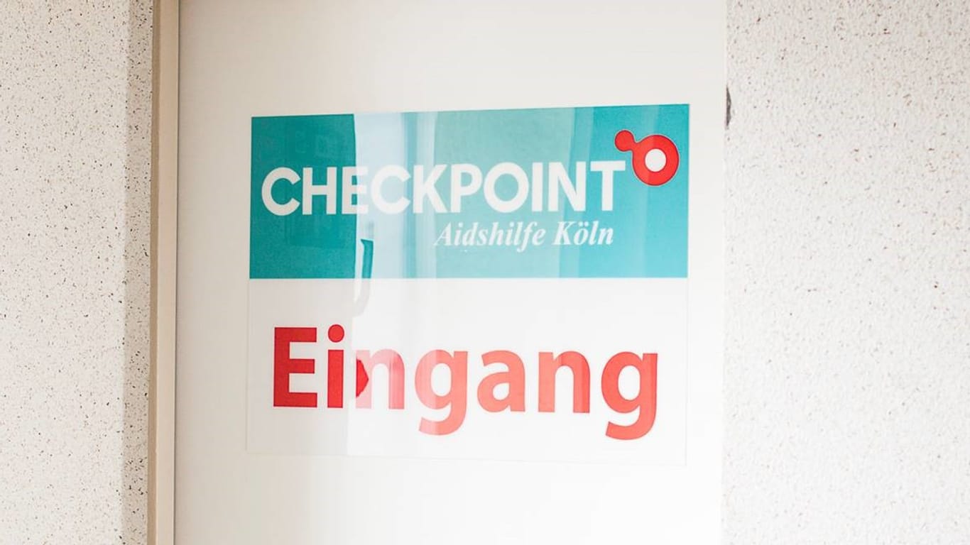 Ein Eingangsschild mit der Aufschrift "Checkpoint Aidshilfe Köln": Der Verein bietet Tests auf Geschlechtskrankheiten und entsprechende Beratung und Betreuung an.