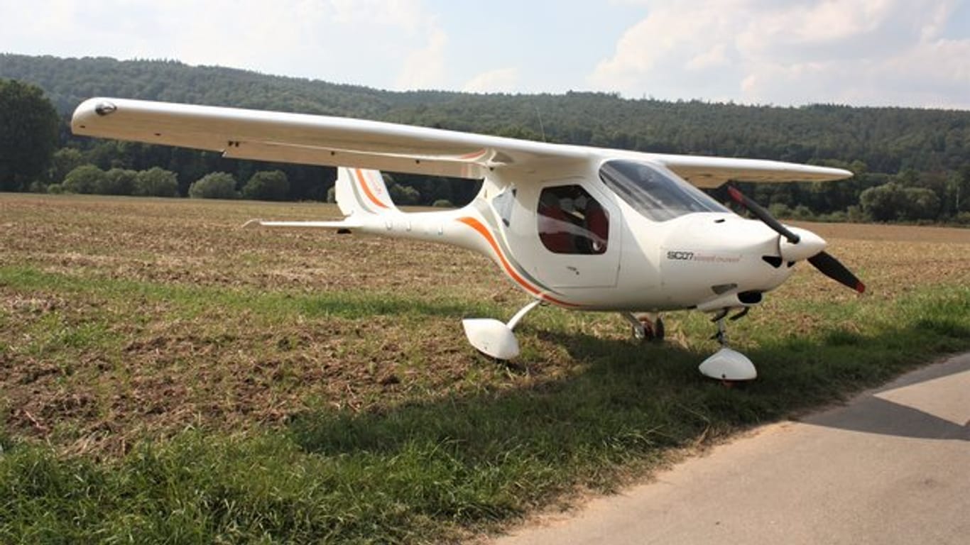 Ultraleichtflugzeug auf einem Radweg