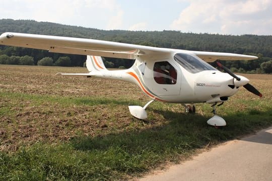 Ultraleichtflugzeug auf einem Radweg