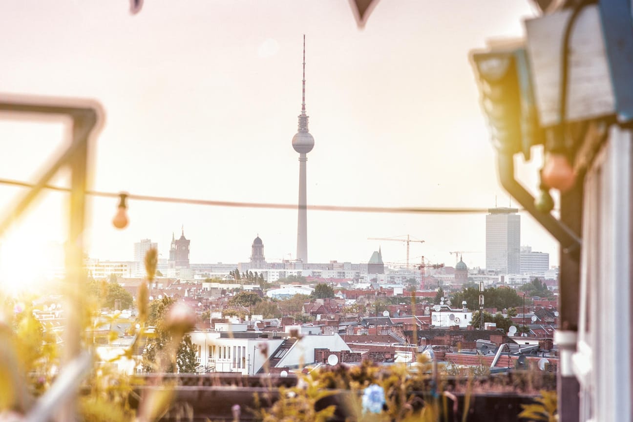 Skyline von Berlin mit Blick auf den Fernsehturm: Angesichts des angespannten Wohnungsmarktes will der Senat alle Mieten für fünf Jahr per Gesetz einfrieren.