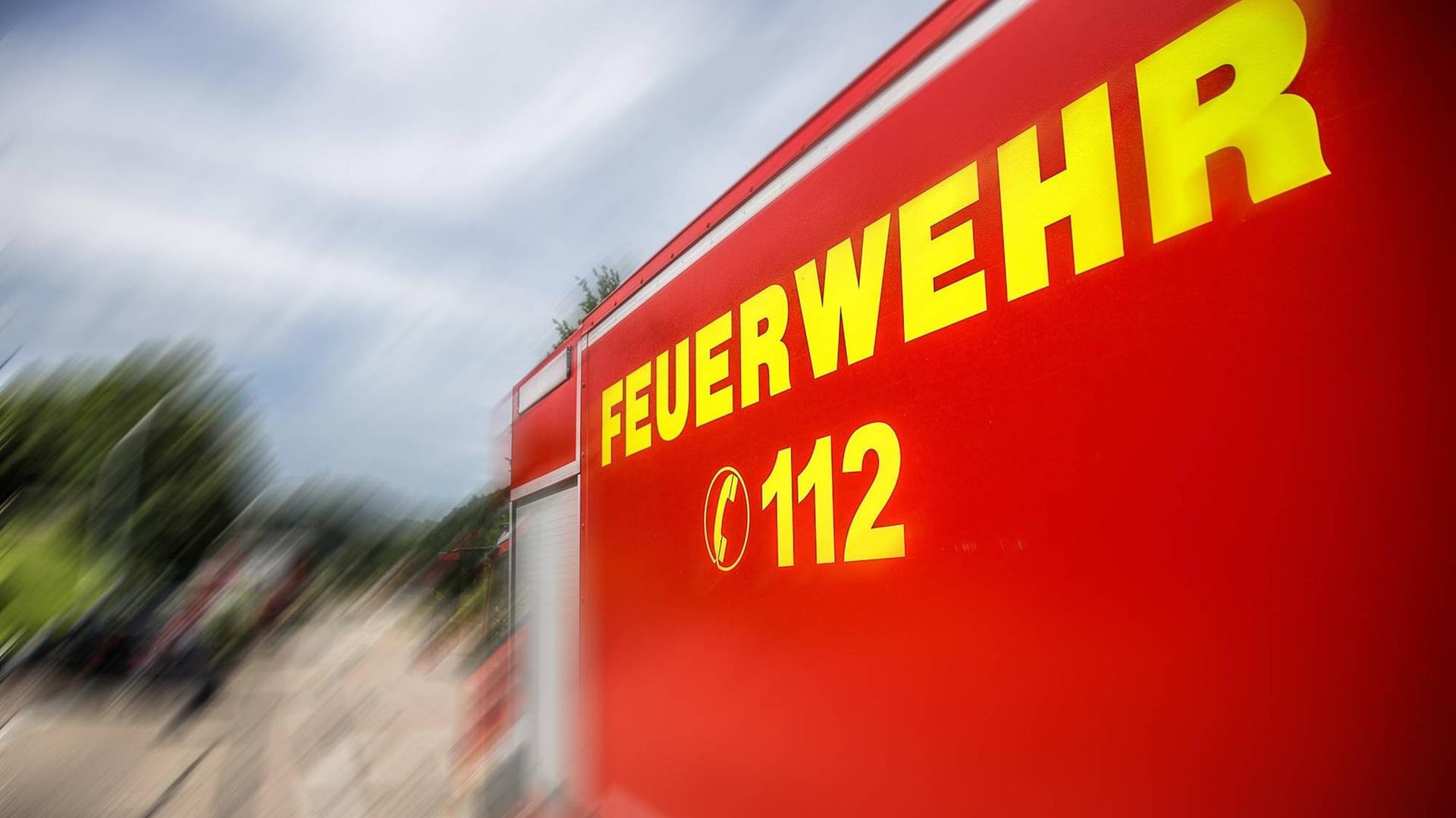 Die Feuerwehr im Einsatz: In Hagen brannten zwei Autos. (Symbolbild)