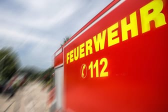 Die Feuerwehr im Einsatz: In Hagen brannten zwei Autos. (Symbolbild)