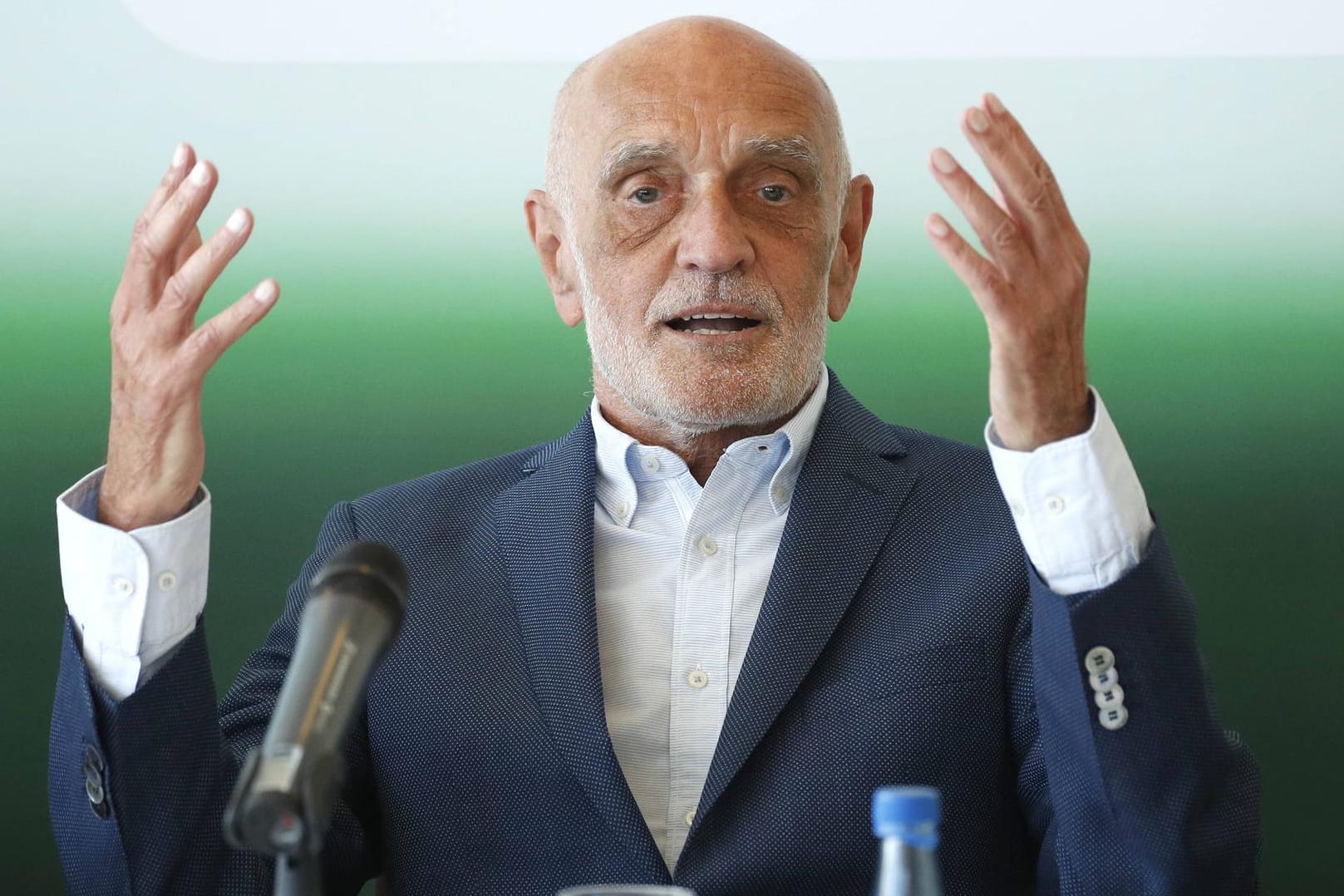 Hannover-Präsident Martin Kind: Der Unternehmer ist sauer auf den Ligaverband DFL.