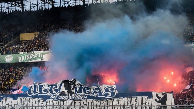 Wegen der Fan-Ausschreitungen 2018 in Dortmund wurden Stadionverbote gegen Fans von Hertha BSC ausgesprochen. Wegen der Fan-Ausschreitungen 2018 in Dortmund wurden Stadionverbote gegen Fans von Hertha BSC ausgesprochen.