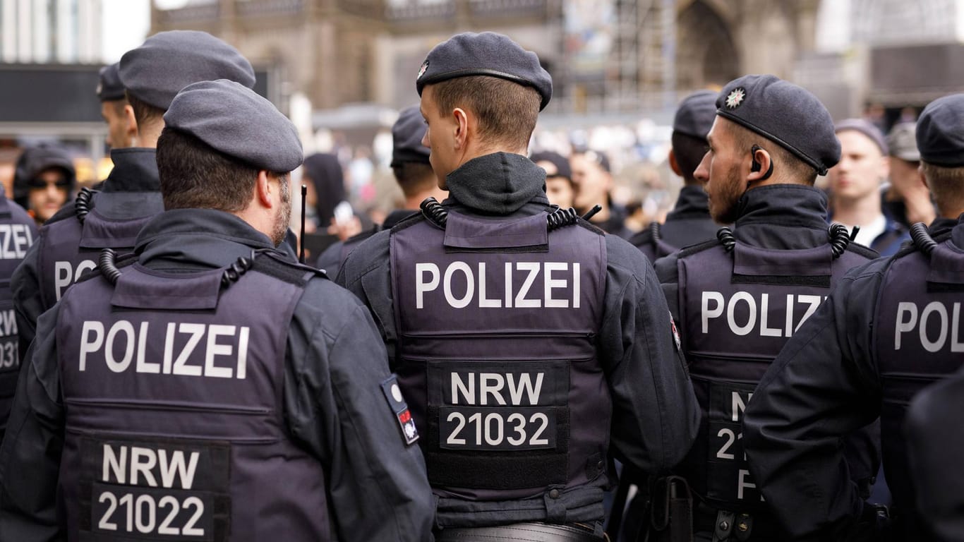 Polizisten am Kölner Hauptbahnhof: In NRW sollen künftig immer die Nationalitäten der Tatverdächtigen genannt werden.
