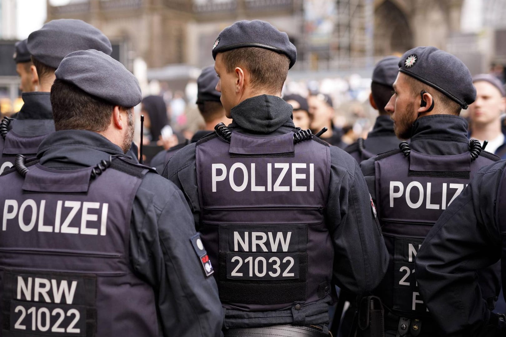 Polizisten am Kölner Hauptbahnhof: In NRW sollen künftig immer die Nationalitäten der Tatverdächtigen genannt werden.