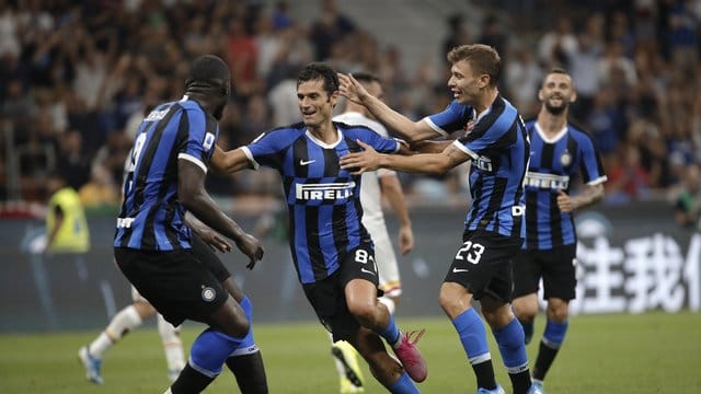 Die Spieler von Inter Mailand freuen sich über den Treffer von Antonio Candreva (M) im Spiel gegen US Lecce. Die Spieler von Inter Mailand freuen sich über den Treffer von Antonio Candreva (M) im Spiel gegen US Lecce.