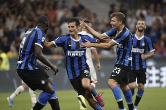 Die Spieler von Inter Mailand freuen sich über den Treffer von Antonio Candreva (M) im Spiel gegen US Lecce.