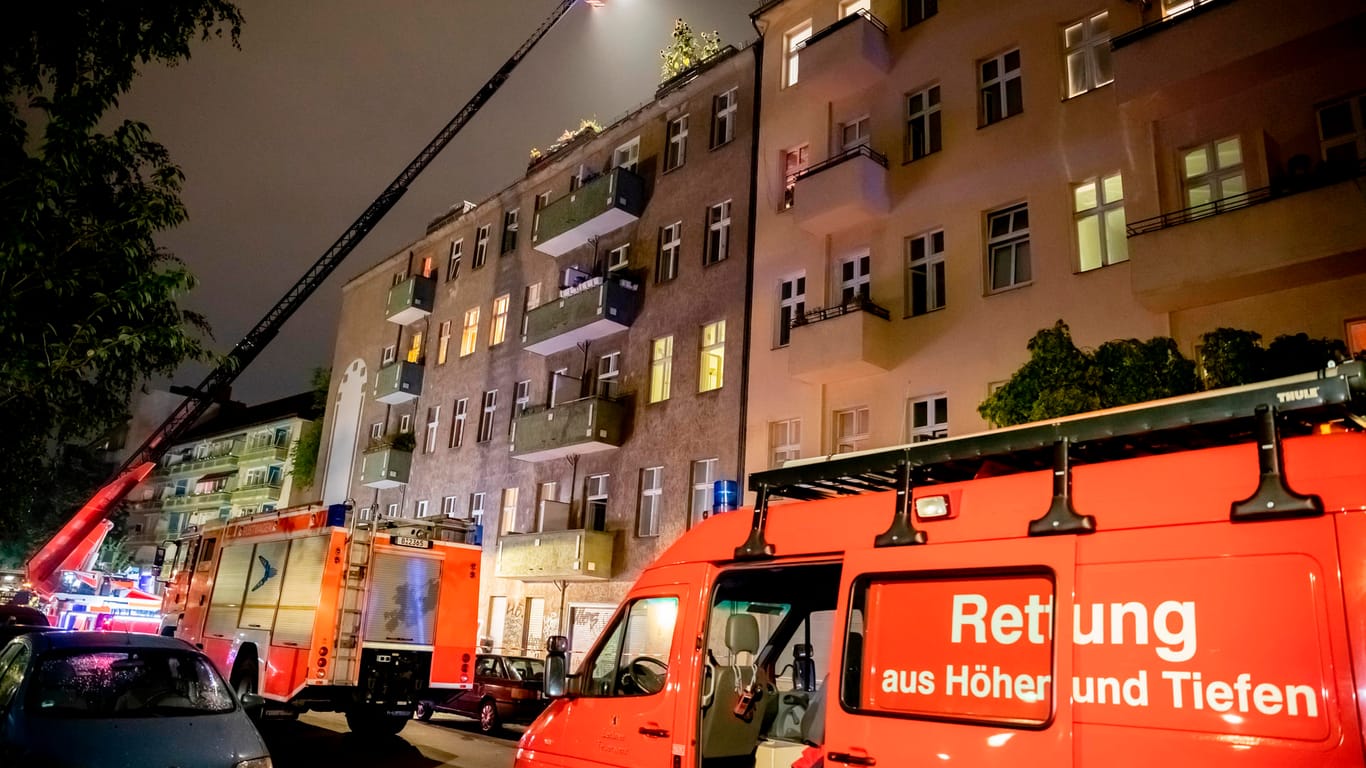 Berlin: Die Feuerwehr ist in Berlin-Gesundbrunnen an einem Haus (l) im Einsatz, dessen Dach laut Angaben der Feuerwehr durch Unwetter auf einer Fläche von ca. 250m² abgedeckt wurde.