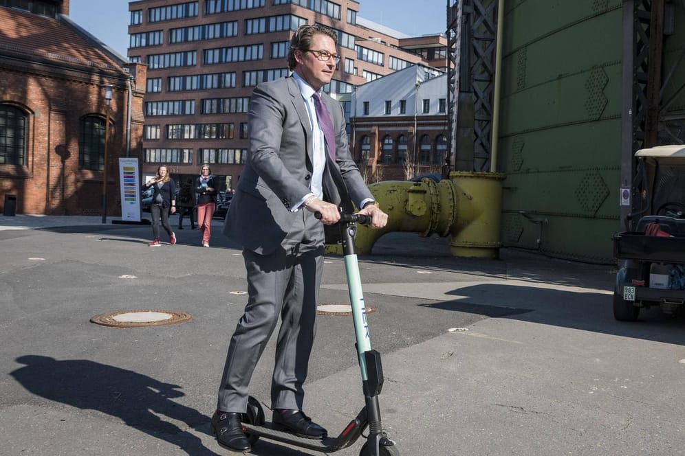 Herr Scheuer rollert gern.