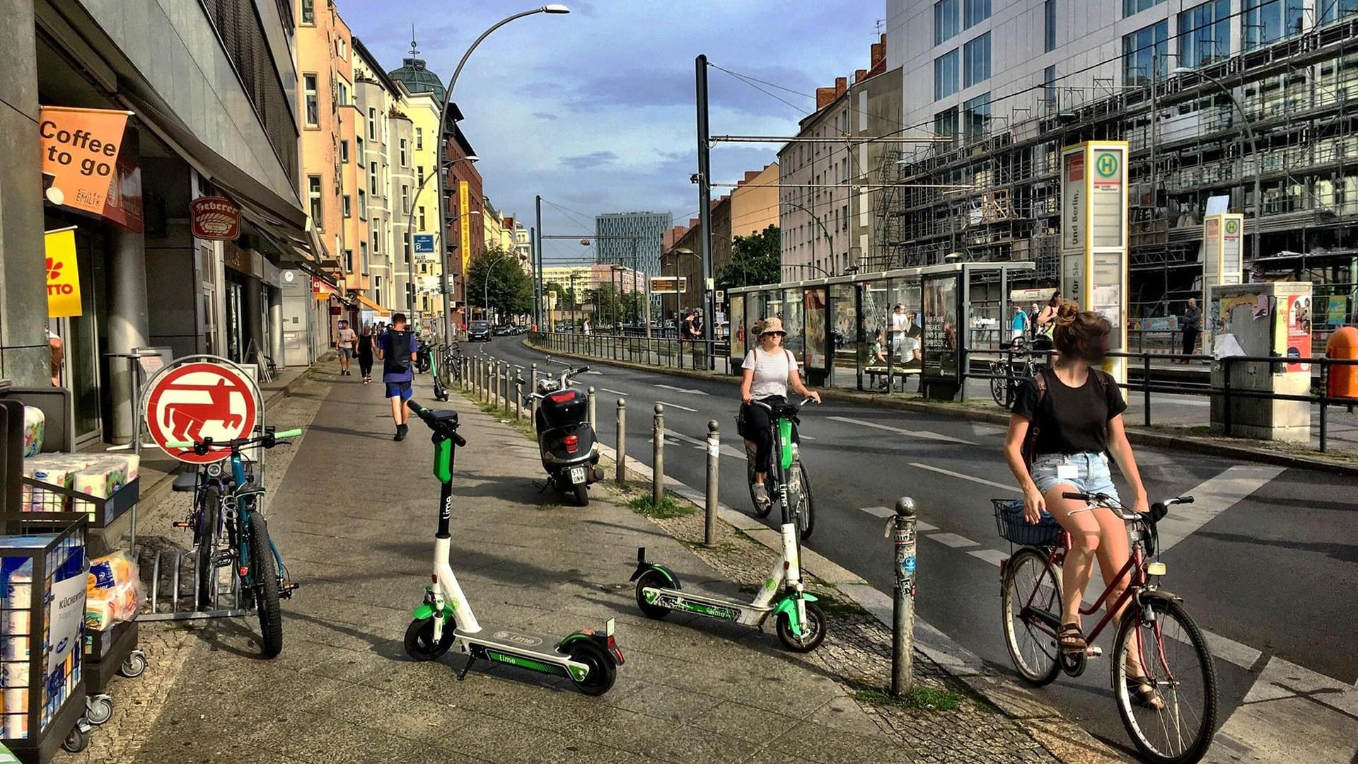 Durchkommen erschwert – eine alltägliche Straßenszene in Berlin.