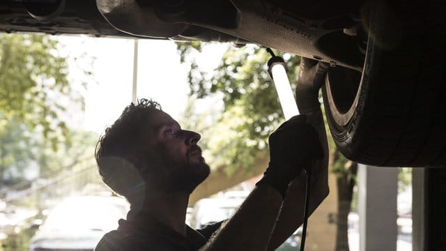 Autocheck: Spätestens bei der Hauptuntersuchung kann ein gefälschtes Ersatzteil zum Problem werden.