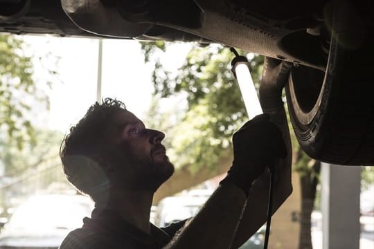 Autocheck: Spätestens bei der Hauptuntersuchung kann ein gefälschtes Ersatzteil zum Problem werden.