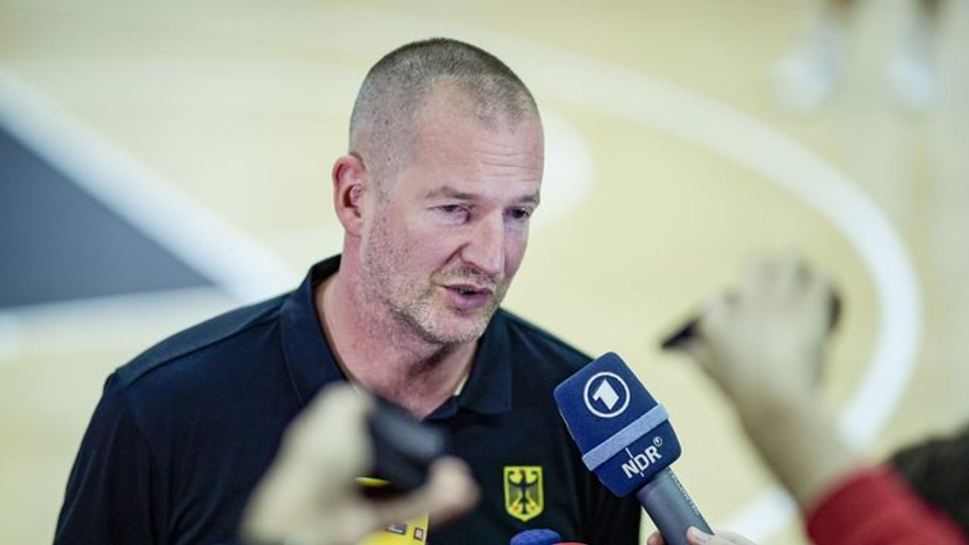Bundestrainer Henrik Rödl beantwortet beim Medientraining des DBB-Teams Fragen von Journalisten.