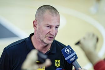Bundestrainer Henrik Rödl beantwortet beim Medientraining des DBB-Teams Fragen von Journalisten.