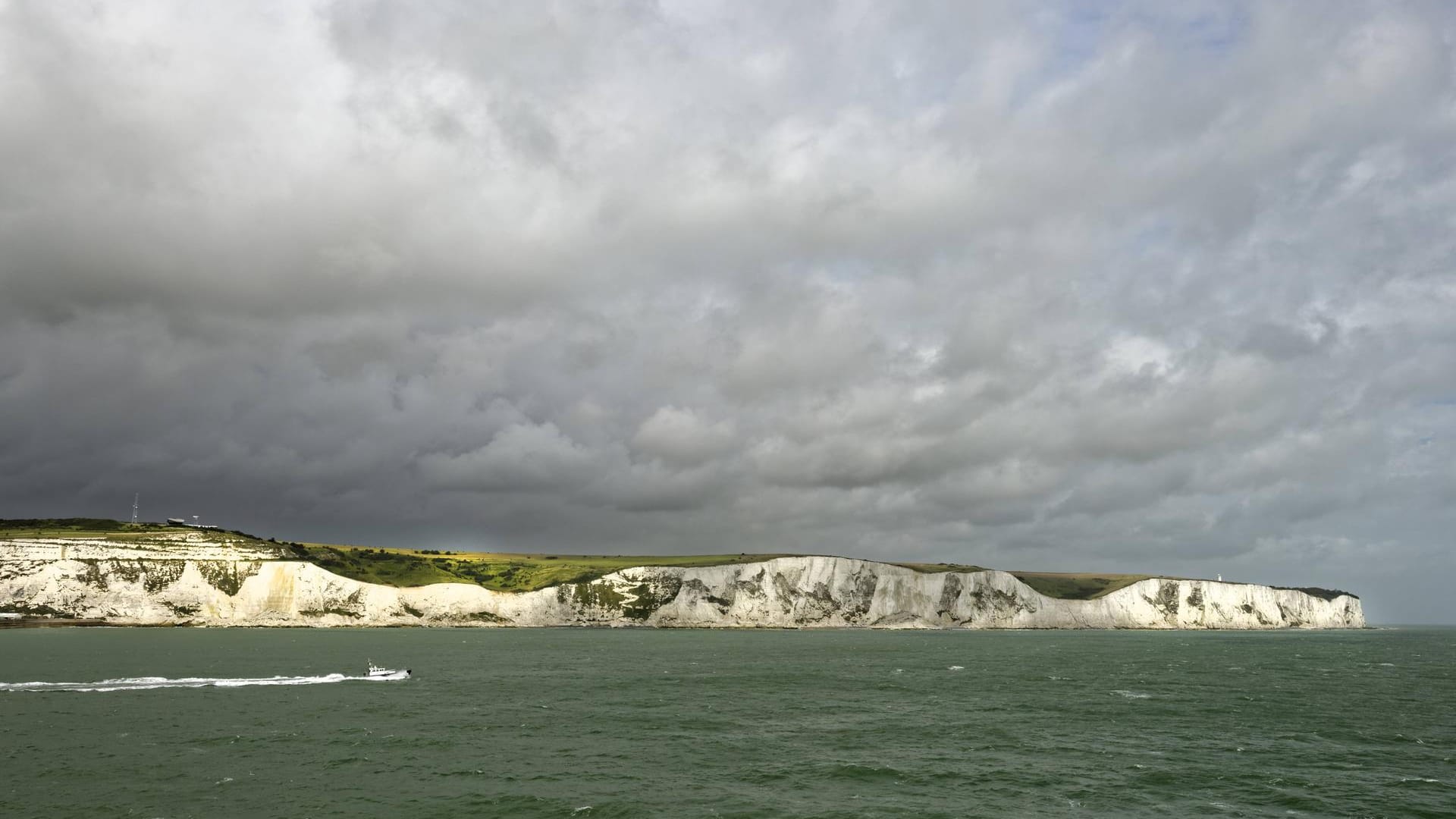 Kreidefelsen vor Dover: Immer wieder wagen Flüchtlinge die gefährliche Überquerung von Frankreich.