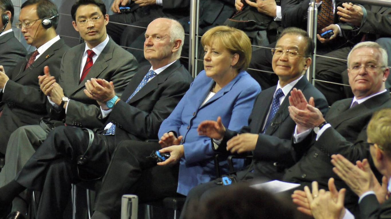 Angela Merkel mit Ferdinand Piëch: Der ehemalige VW-Boss war eine der schillerndsten Figuren der deutschen Industrie.