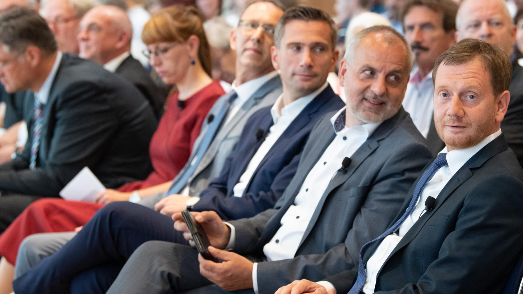 MDR-Wahlarena "SpitzenkandidatInnen im Bürgercheck": Nur wenige Tage vor der Landtagswahl in Sachsen haben sich die Spitzenkandidaten ein letztes Wortgefecht geliefert. MDR-Wahlarena "SpitzenkandidatInnen im Bürgercheck": Nur wenige Tage vor der Landtagswahl in Sachsen haben sich die Spitzenkandidaten ein letztes Wortgefecht geliefert.
