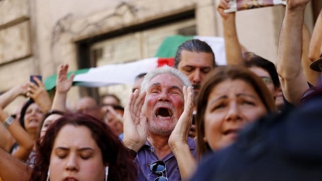 Demonstrierende Menschen vor der Abgeordnetenkammer in Rom. Demonstrierende Menschen vor der Abgeordnetenkammer in Rom.