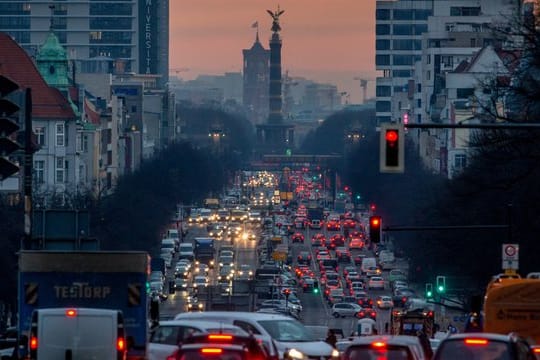 Der morgendliche Berufsverkehr fließt über den Kaiserdamm in Richtung Berlin Mitte.