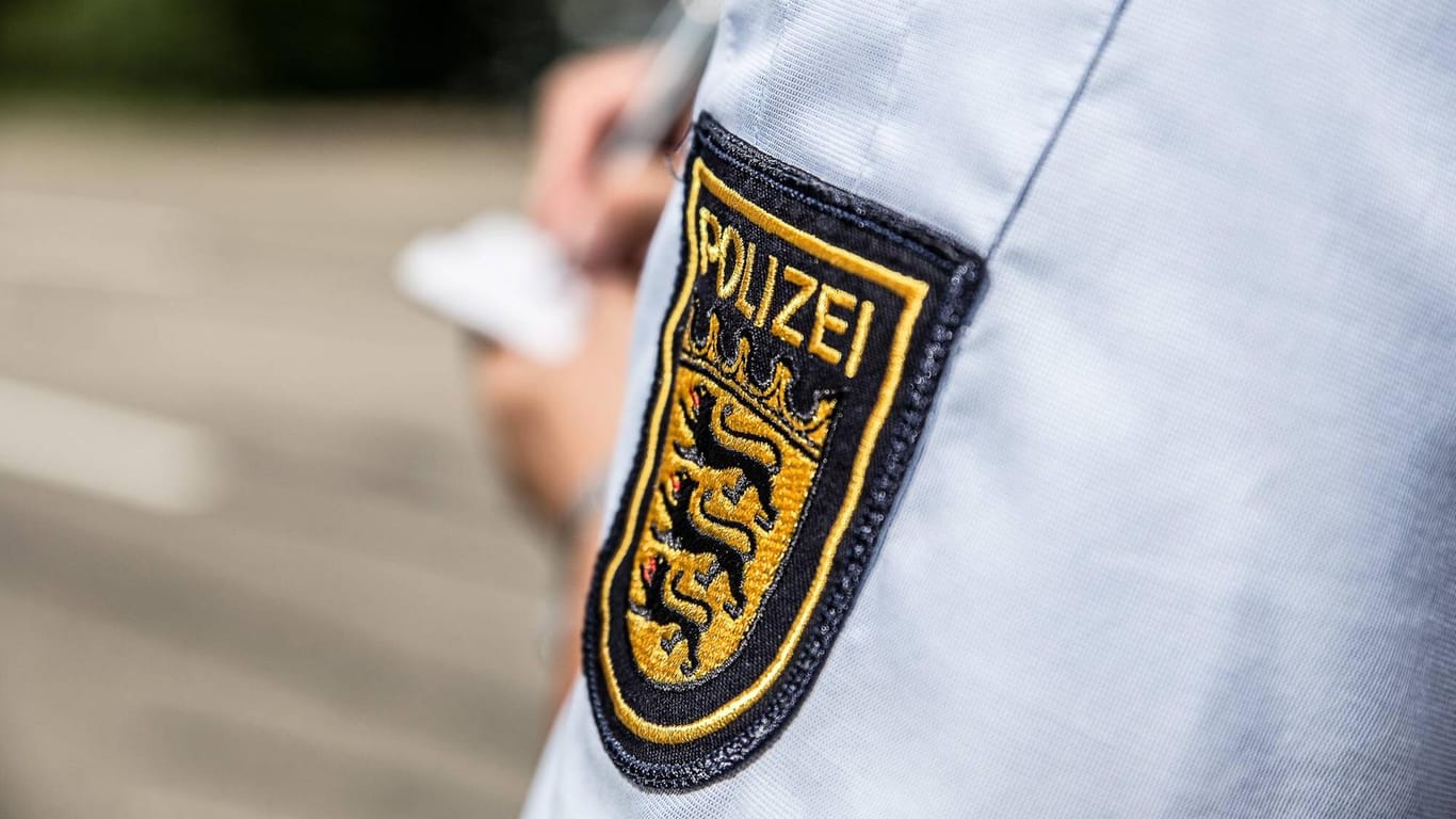 Ein Wappen der Polizei: Die Polizei nahm in Karlsruhe einen Mann fest, der Frauen in einer Umkleidekabine filmen wollte.