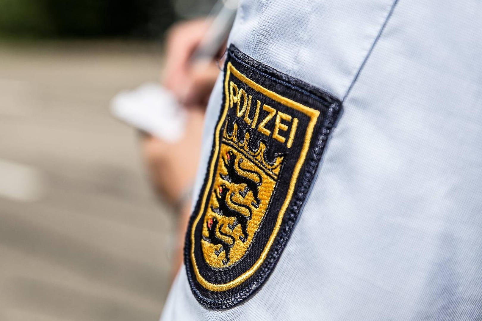 Ein Wappen der Polizei: Die Polizei nahm in Karlsruhe einen Mann fest, der Frauen in einer Umkleidekabine filmen wollte.