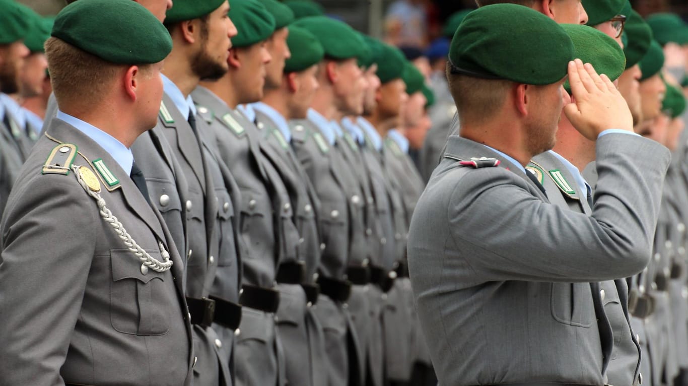 Gelöbnis von Bundeswehrsoldaten (Symbolbild): Ein General soll vor der AfD gewarnt haben.