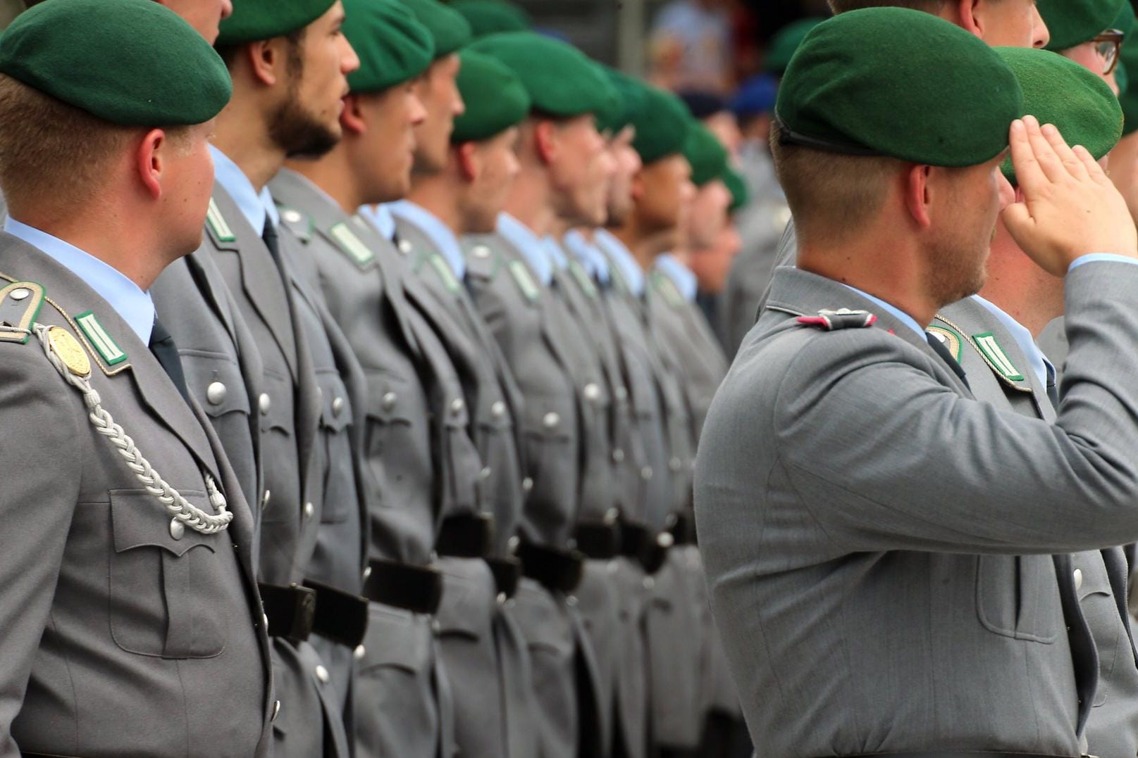 Gelöbnis von Bundeswehrsoldaten (Symbolbild): Ein General soll vor der AfD gewarnt haben.