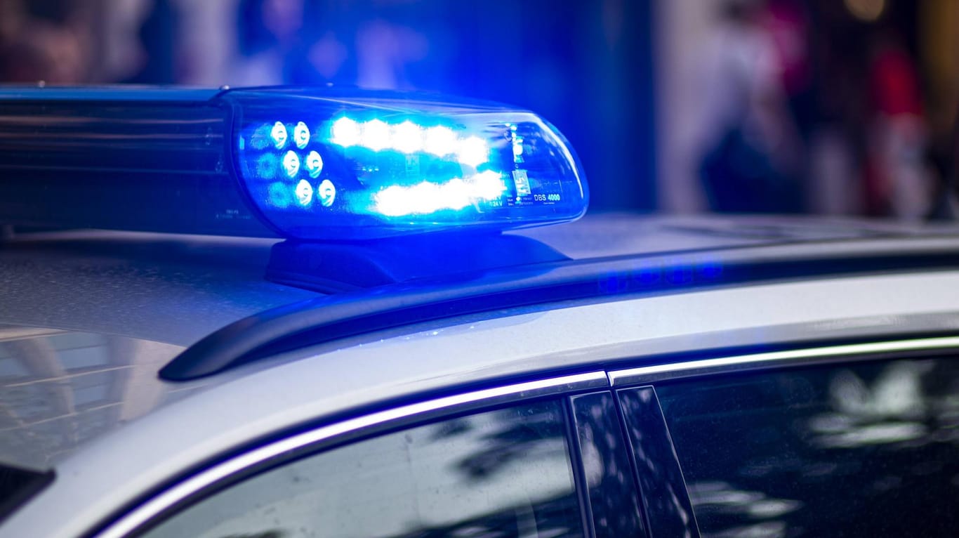 Blaulicht eines Polizeifahrzeugs (Symbolbild): In Thüringen und Sachsen-Anhalt kam es zu Razzien.