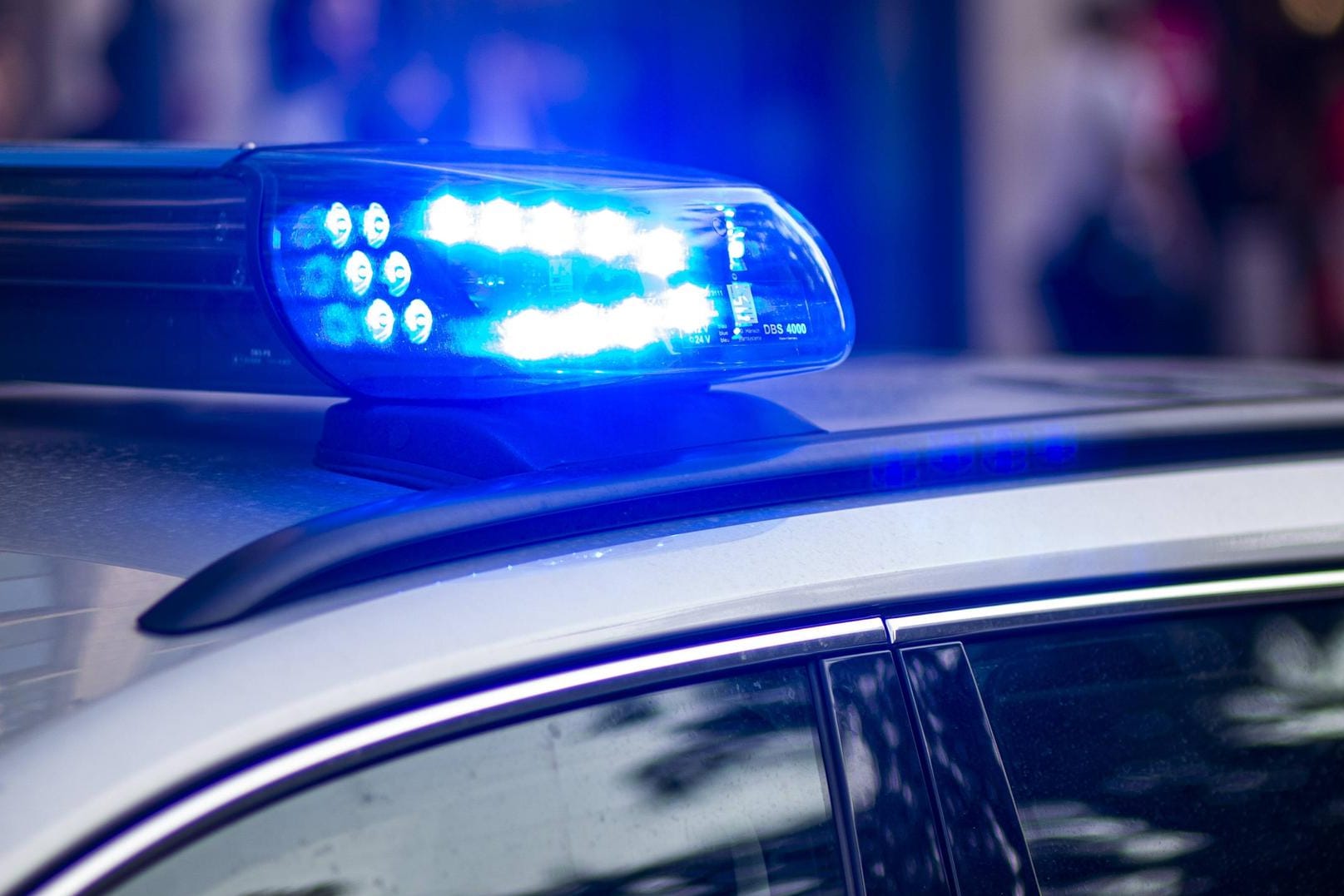 Blaulicht eines Polizeifahrzeugs (Symbolbild): In Thüringen und Sachsen-Anhalt kam es zu Razzien.