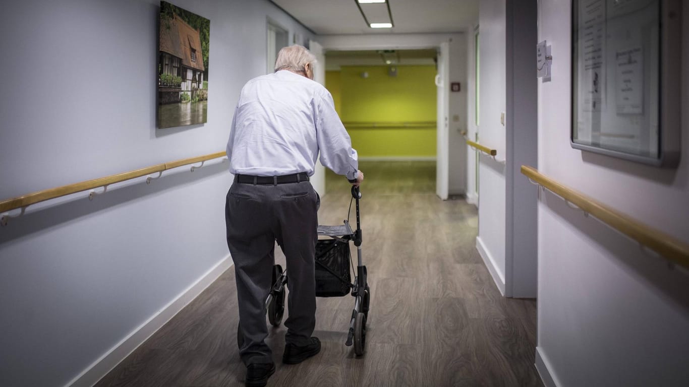 Ein alter Mann läuft mit einem Rollator: Einem 66-Jährigen aus Hagen wurde so ein Rollator geklaut.