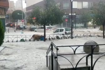 Autos stehen in einer überfluteten Straße in Arganda del Rey