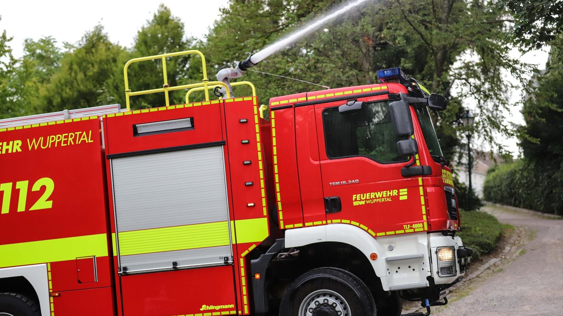 Ein Feuerwehrauto im Einsatz: Um den Teich in Wuppteral aufzufüllen, rückten fünf Fahrzeuge an.