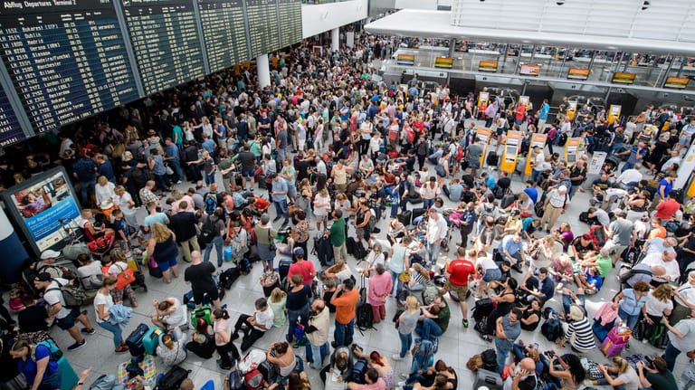 Flughafen München: Zahlreiche Fluggäste warten am Flughafen am Terminal 2 nach der Sicherheitspanne auf ihre Flüge.