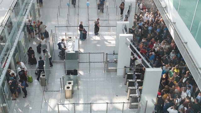 Die ersten Fluggäste betreten nach stundenlanger Sperrung den Sicherheitscheck-Bereich. Die ersten Fluggäste betreten nach stundenlanger Sperrung den Sicherheitscheck-Bereich.