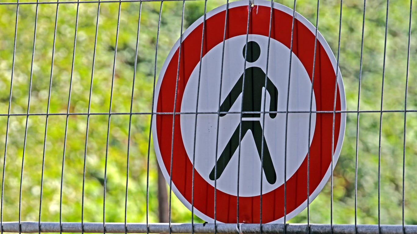 Ein Hinweisschild hinter einem Bauzaun: Fußgänger können einen Teil des Gehwegs in der Großen Bleiche in Mainz für einen Monat lang nicht nutzen.