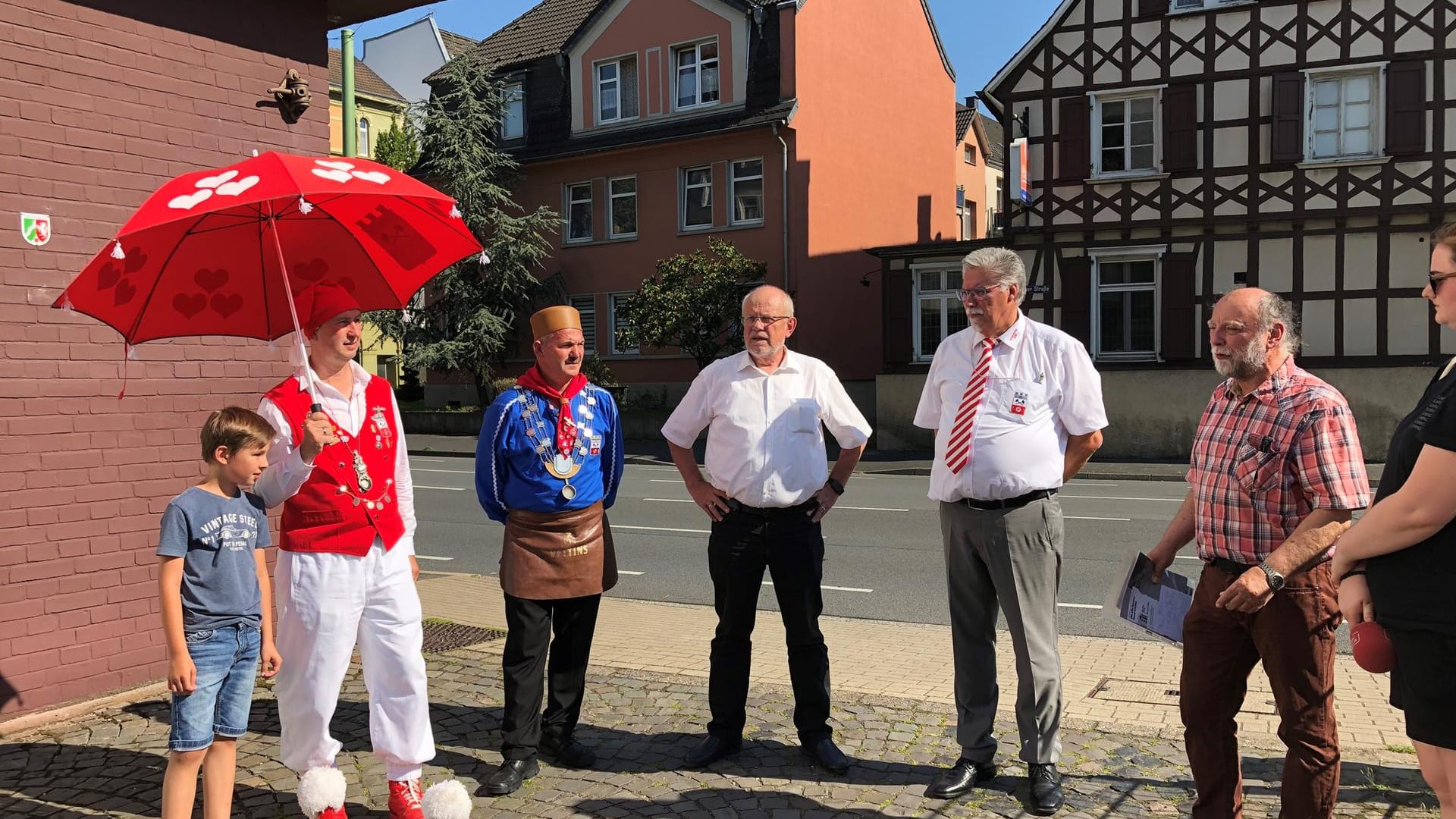 Hagener Bürger stehen in einem Kreis: Bezirksbürgermeister Dietmar Thieser (Mitte) nutzte die Gelegenheit, sich für das ehrenamtliche Engagement zu bedanken und an die Stadt Hagen für mehr Unterstützung zu appellieren.