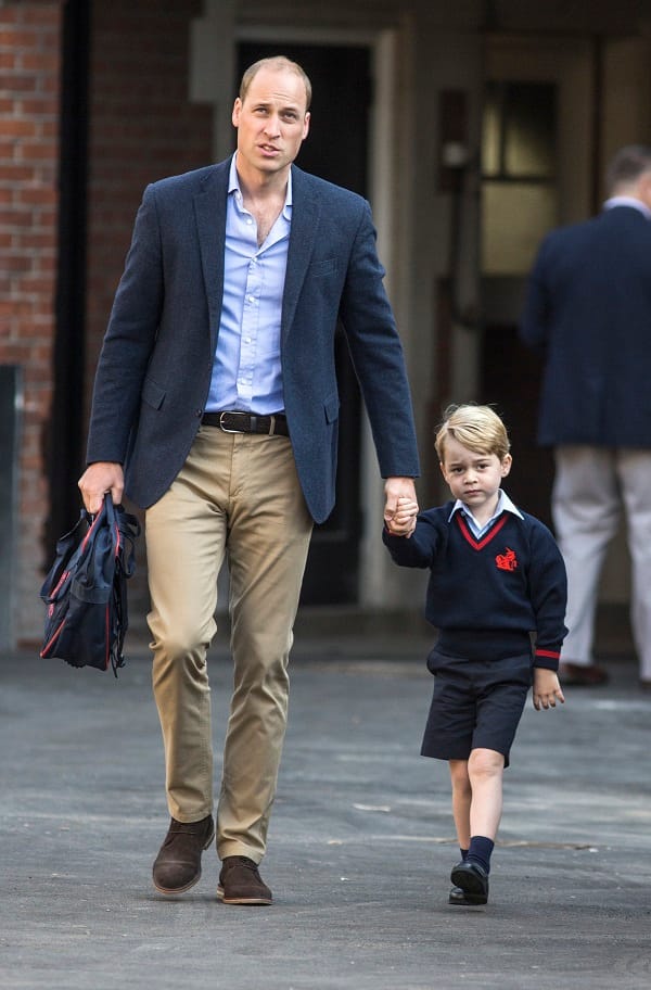 Prinz George am 7. September 2017: Zu ersten Schultag wurde er von Papa William begleitet.
