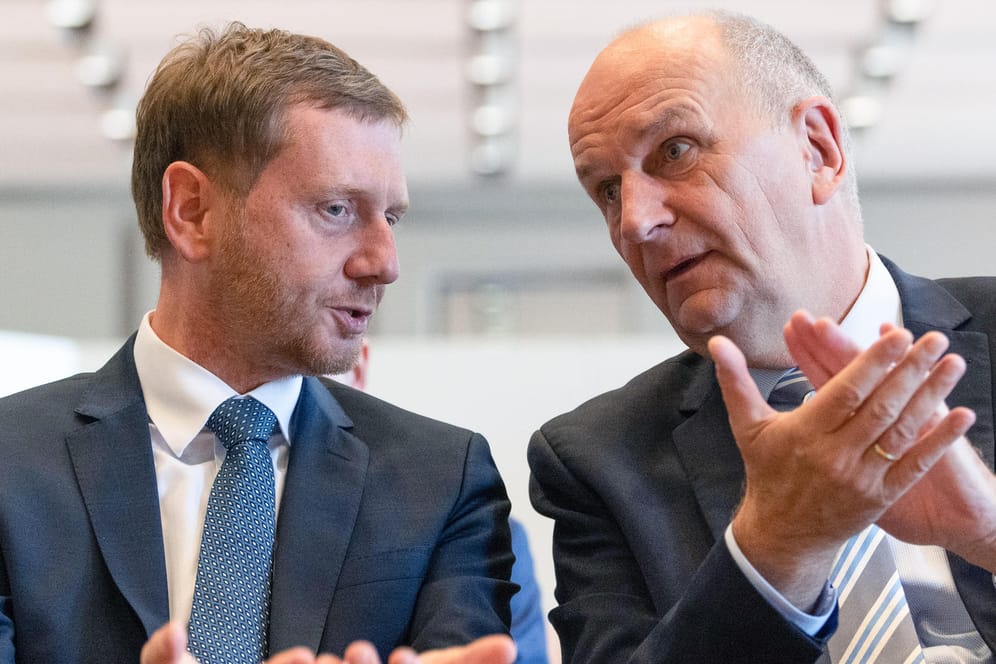Michael Kretschmer (CDU), Ministerpräsident von Sachsen, und Dietmar Woidke (SPD), Ministerpräsident von Brandenburg, unterhalten sich: Die Umfragewerte von beiden steigen wenige Wochen vor der Wahl wieder.