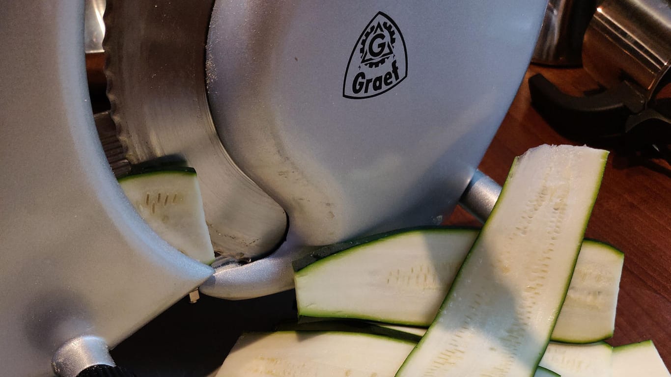 Brotschneidemaschine: Die Gemüsescheiben werden später zu Zucchini-Cannelloni.